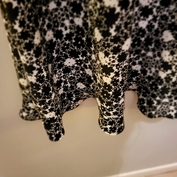 Express Brand Summer Dress, Floral, Black & White, Size 5/6 - Picture 3 of 5